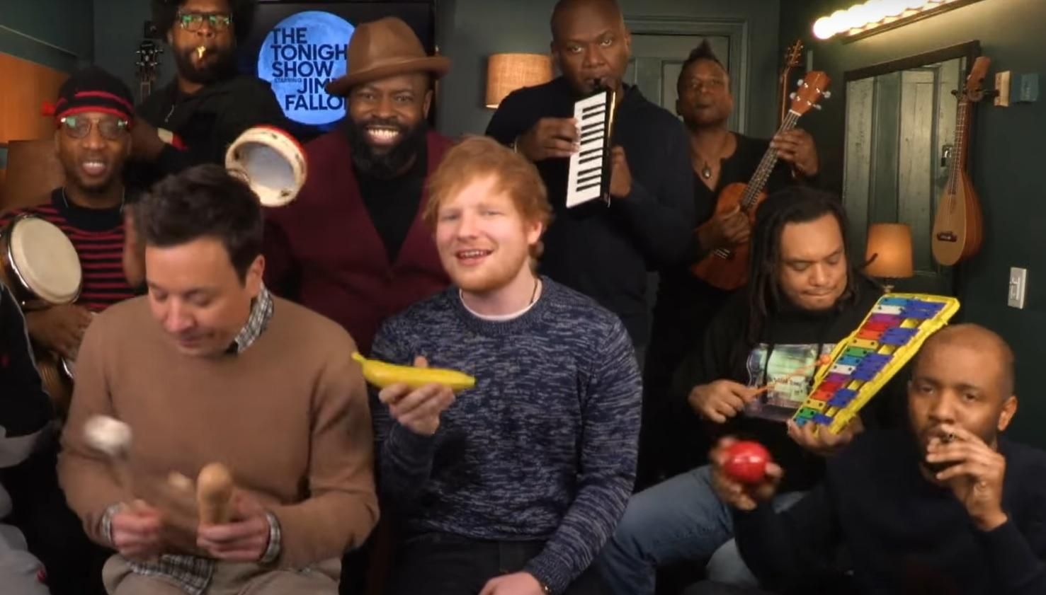 Відомий музикант заспівав під супровід дитячих інструментів: кумедне відео Відомий музикант заспівав під супровід дитячих інструментів: кумедне відео