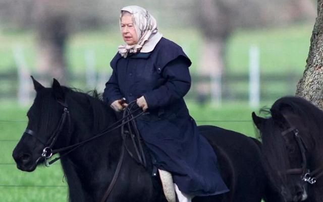 Єлизавета ІІ покаталася на поні Єлизавета ІІ покаталася на поні