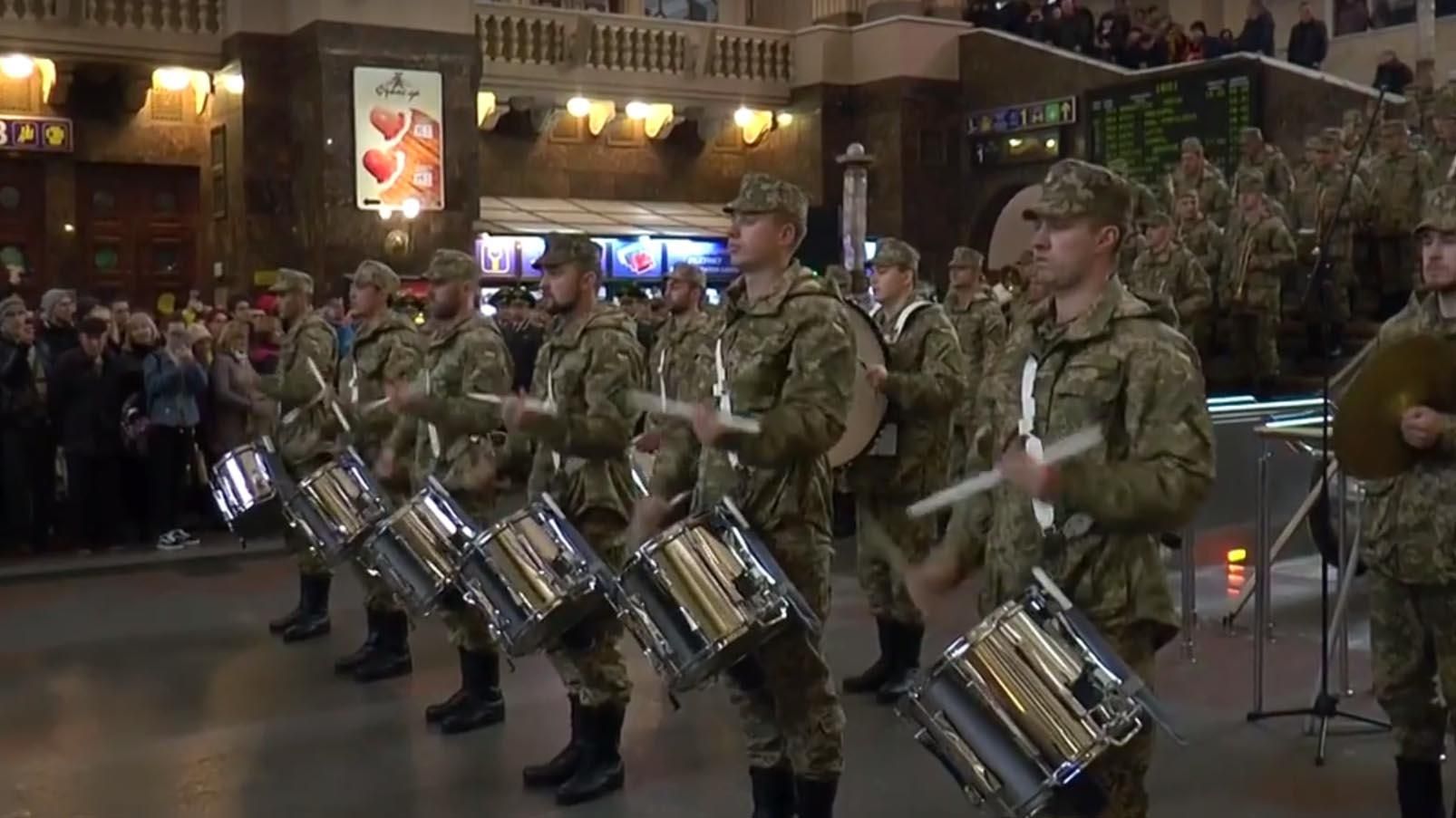 Грандиозное выступление курсантов на вокзале в Киеве: видео Грандиозное выступление курсантов на вокзале в Киеве: видео