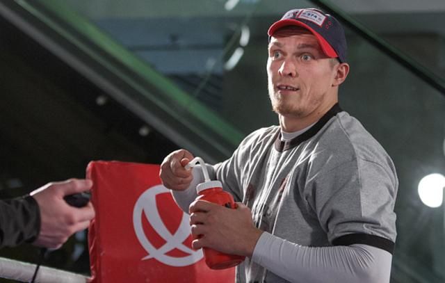 Знаменитий український боксер на тренуваннях співає російський шансон Знаменитий український боксер на тренуваннях співає російський шансон