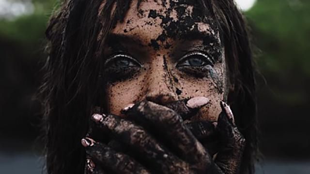 Українська співачка повалялася в грязюці у новому кліпі: фото, відео Українська співачка повалялася в грязюці у новому кліпі: фото, відео