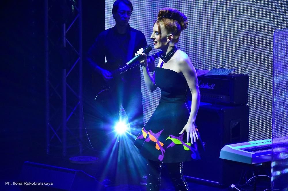 Illaria на сольном концерте поразила новым стилем Illaria на сольном концерте поразила новым стилем