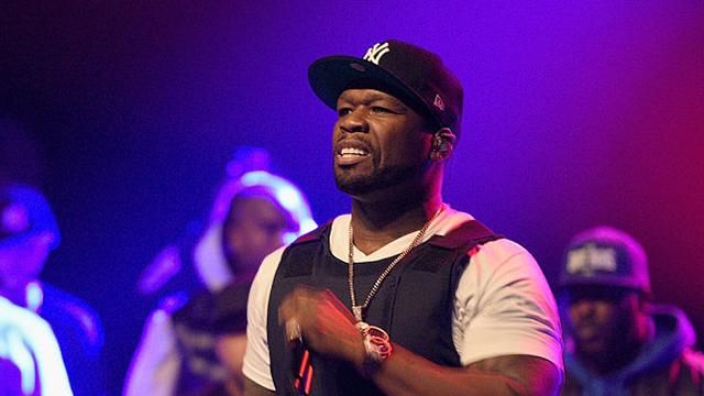 Рэпер 50 Cent сильно ударил фанатку: появилось видео