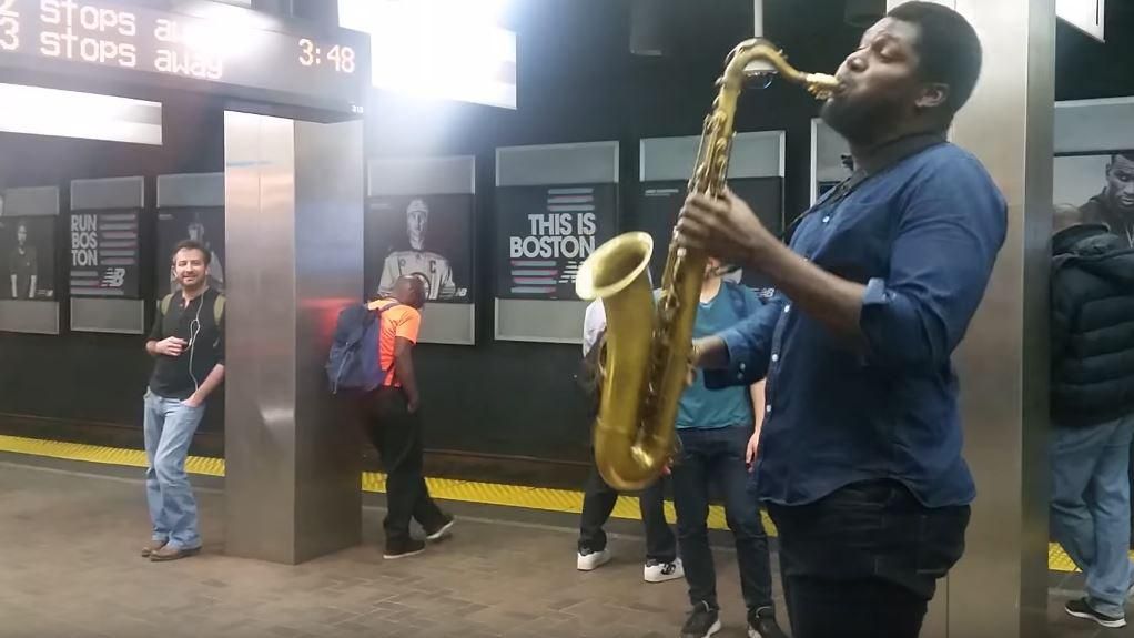 Афроамериканец трогательно исполнил гимн Украины на саксофоне в метро Бостона