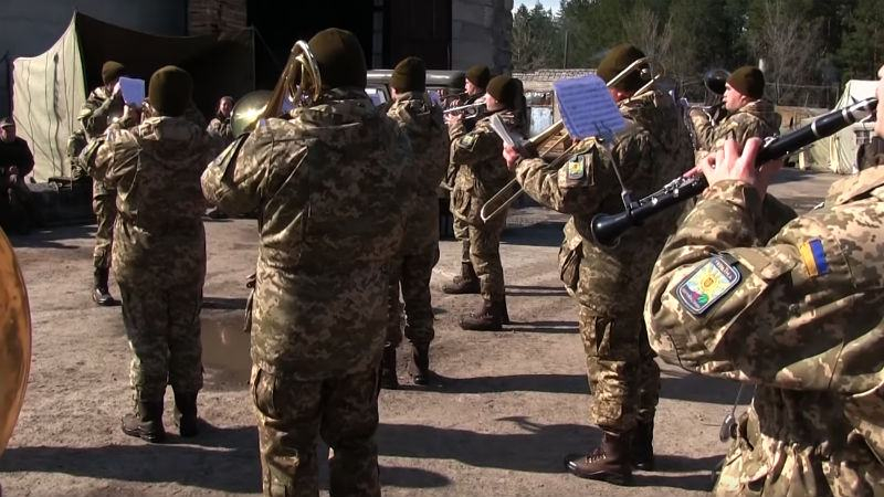 Звуки войны. Оркестр эффектно сыграл для бойцов на передовой