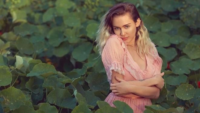 Майлі Сайрус знялась в романтичному фотосеті та розповіла про важке минуле Майлі Сайрус знялась в романтичному фотосеті та розповіла про важке минуле