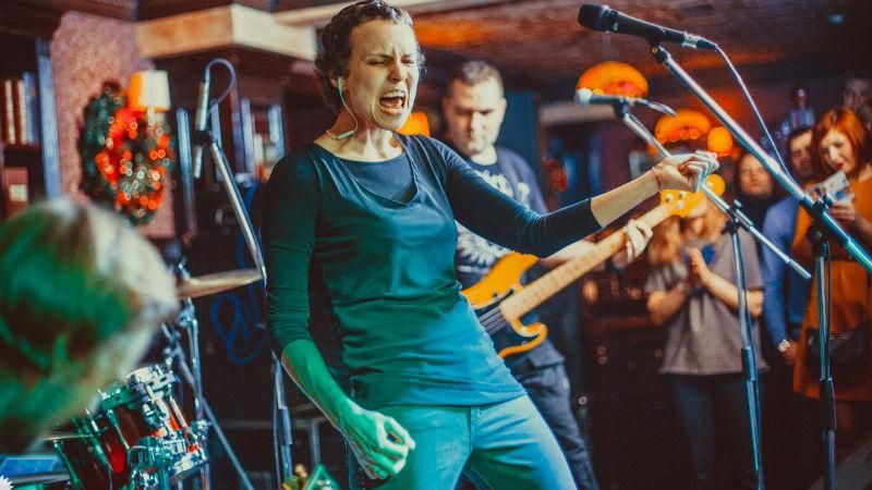 Одіозна російська співачка засвітилася на параді в окупованому Донецьку Одіозна російська співачка засвітилася на параді в окупованому Донецьку