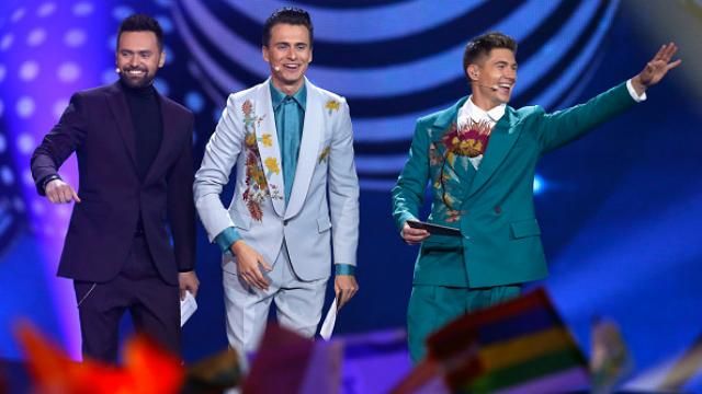Ведучі Євробачення-2017 вразили новими вишуканими костюмами і показали, що ще вміють