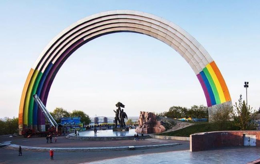 На Заході критично поставилися до київської Арки, розфарбованої в ЛГБТ-кольори На Заході критично поставилися до київської Арки, розфарбованої в ЛГБТ-кольори