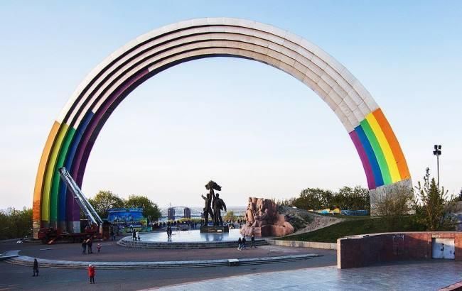 На Заході критично поставилися до київської Арки, розфарбованої в ЛГБТ-кольори