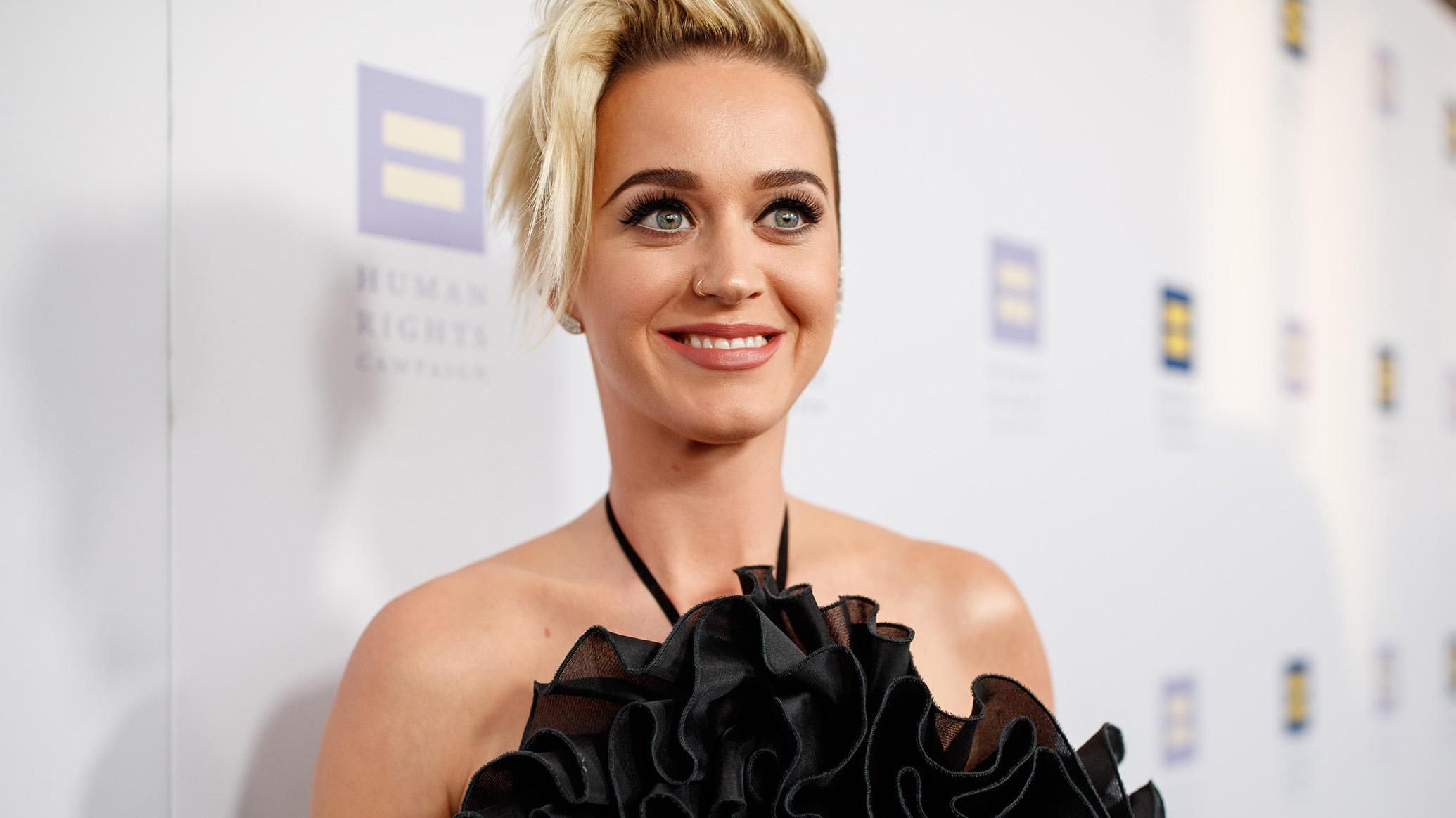 Кеті Перрі опублікувала курйозне відео, де цілує портрет Періс Хілтон Кеті Перрі опублікувала курйозне відео, де цілує портрет Періс Хілтон