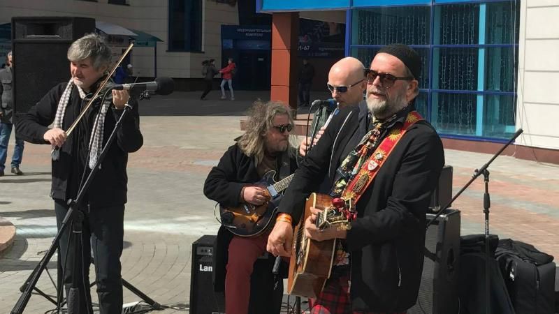 Відомий російський музикант заспівав посеред вулиці в Житомирі