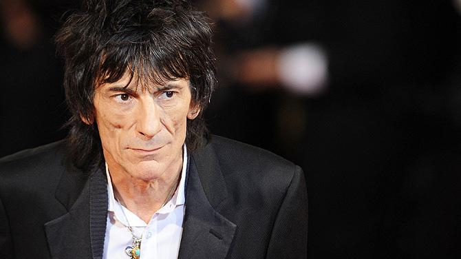 Гитариста группы The Rolling Stones срочно прооперировали
