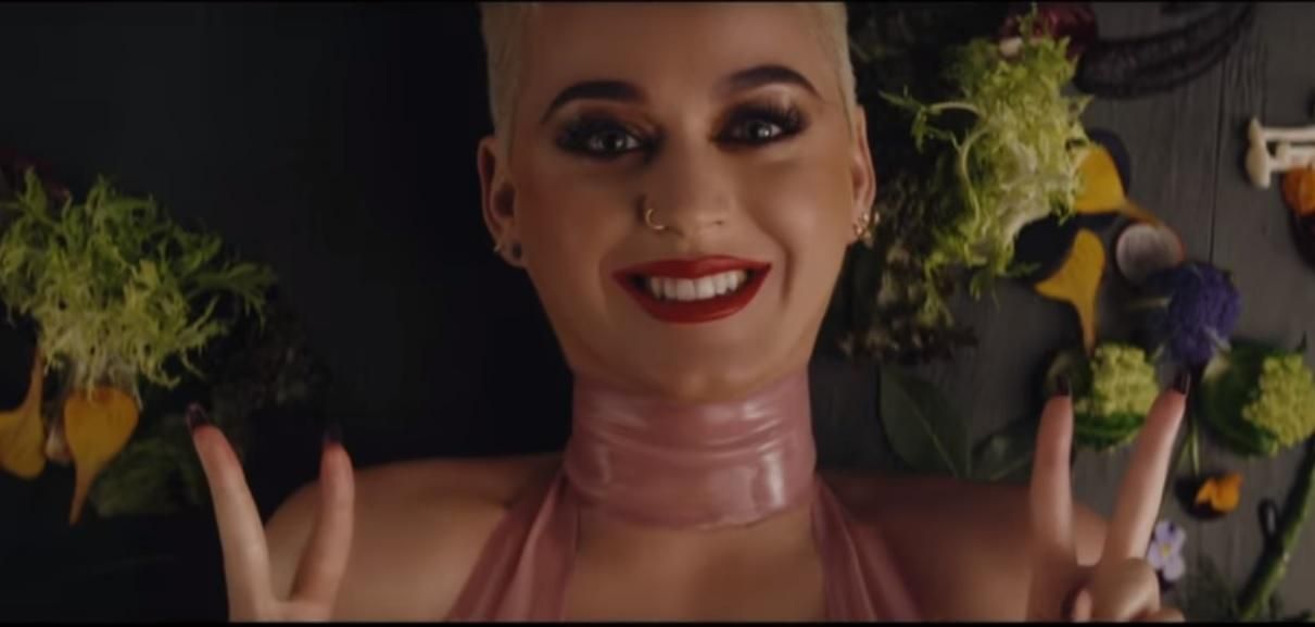 Кэти Перри показала, как снимала свой провокационный клип "Bon Appétit" Кэти Перри показала, как снимала свой провокационный клип "Bon Appétit"