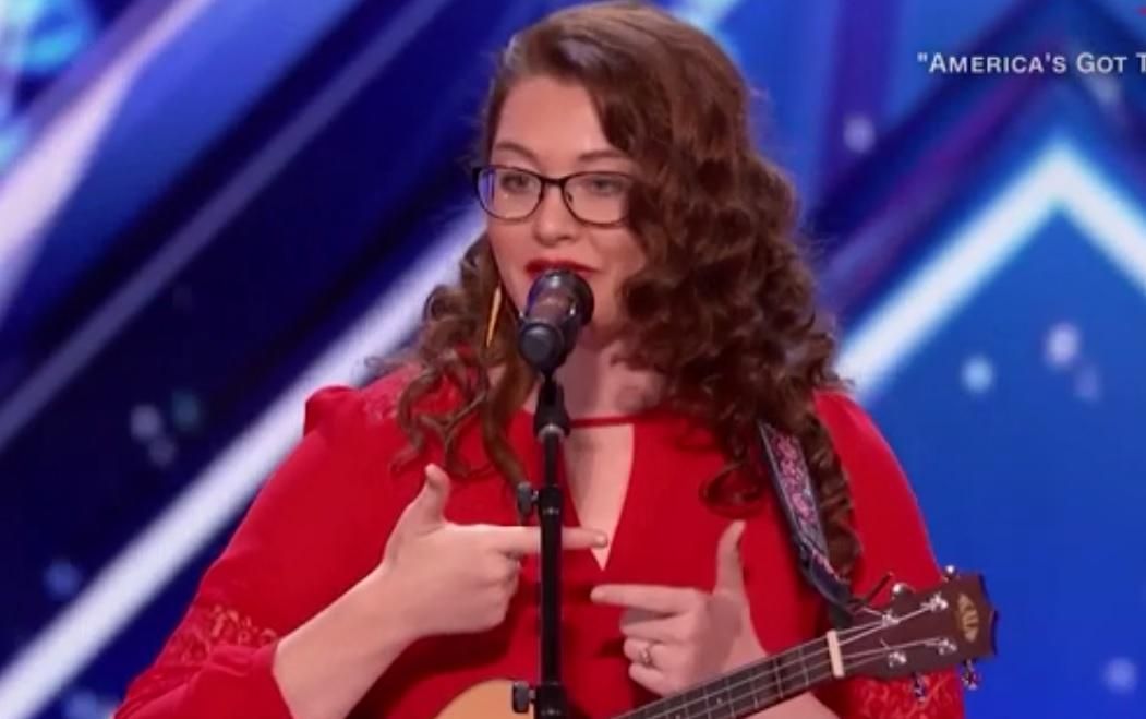 Глухая девушка очаровала судей своим пением на талант-шоу: видео Глухая девушка очаровала судей своим пением на талант-шоу: видео