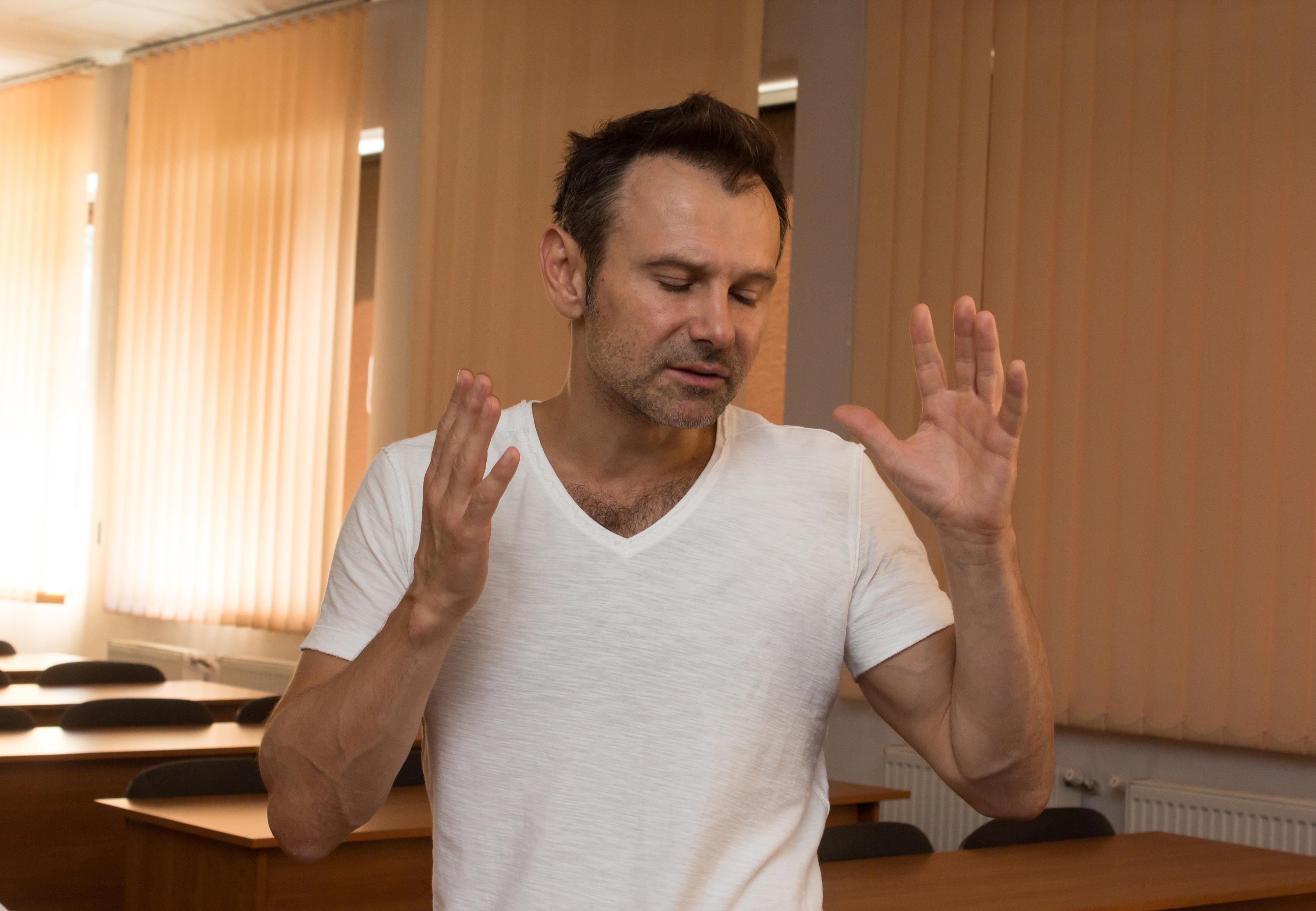 Вакарчук во время концерта потерял голос: видео Вакарчук во время концерта потерял голос: видео