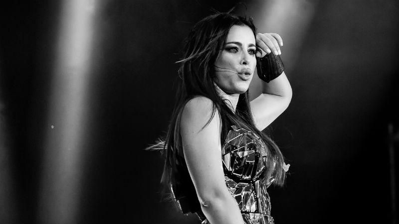 Неизвестный поцеловал Лорак в грудь во время вручения российской премии: видео Неизвестный поцеловал Лорак в грудь во время вручения российской премии: видео