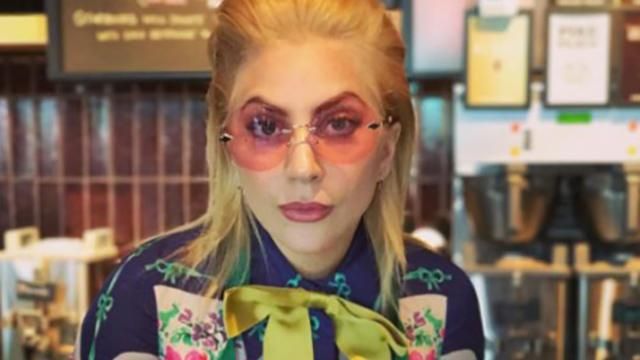 Lady Gaga стала бариста в "Starbucks" ради благотворительности