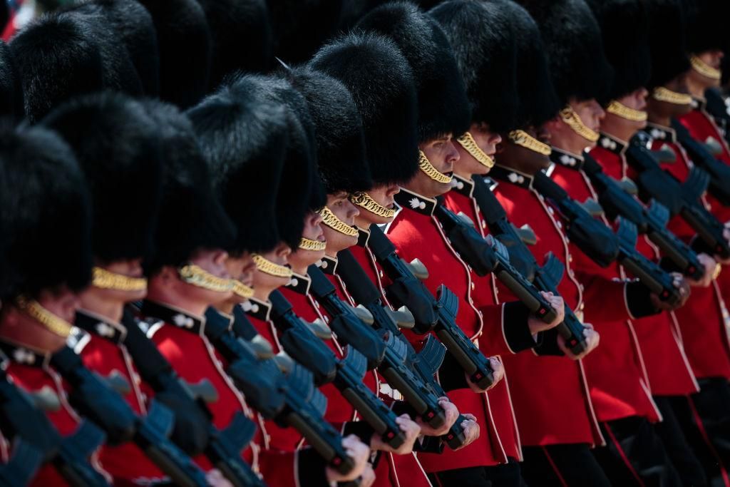 Помпезний парад до дня народження королеви у Лондоні: фоторепортаж