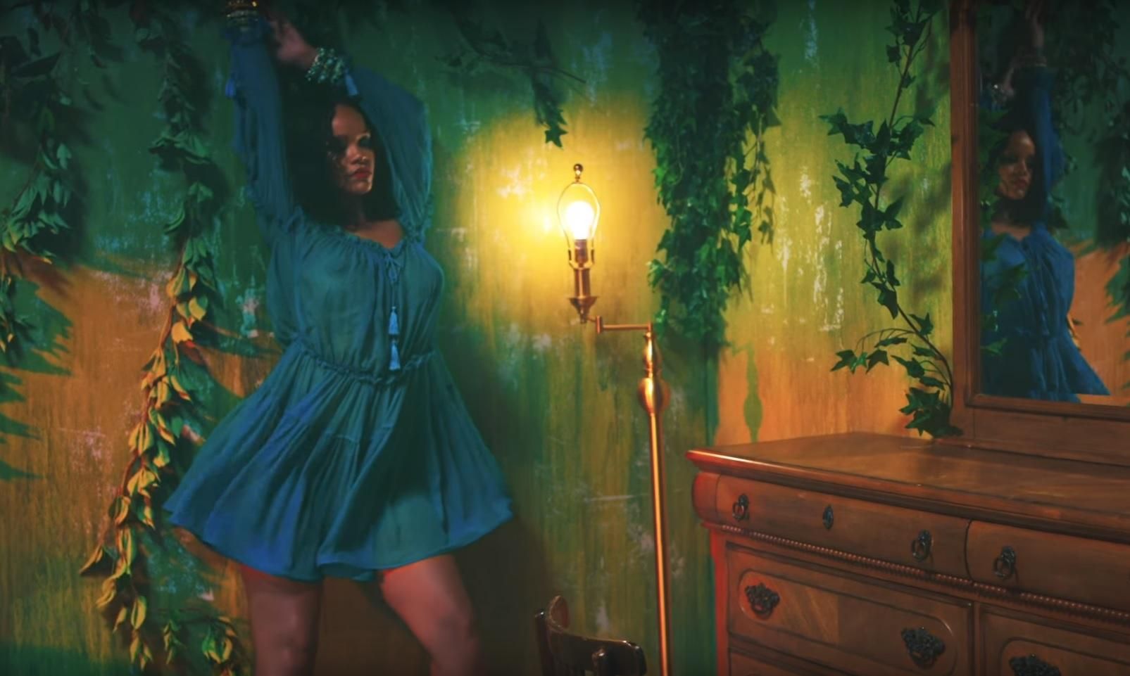 Ріанна показала груди у новому кліпі: з’явилось відео Ріанна показала груди у новому кліпі: з’явилось відео