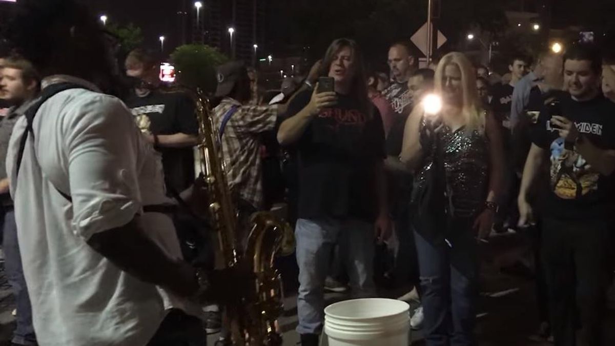 Вуличний музикант зіграв Iron Maiden на саксофоні: фанати у захваті
