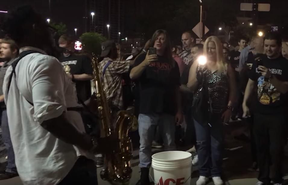 Уличный музыкант сыграл Iron Maiden на саксофоне: фанаты в восторге