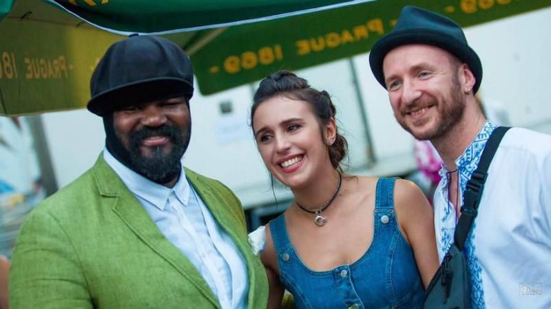 Джамала показала, як у Львові дарувала вишиванку володарю "Греммі": зворушливі фото Джамала показала, як у Львові дарувала вишиванку володарю "Греммі": зворушливі фото