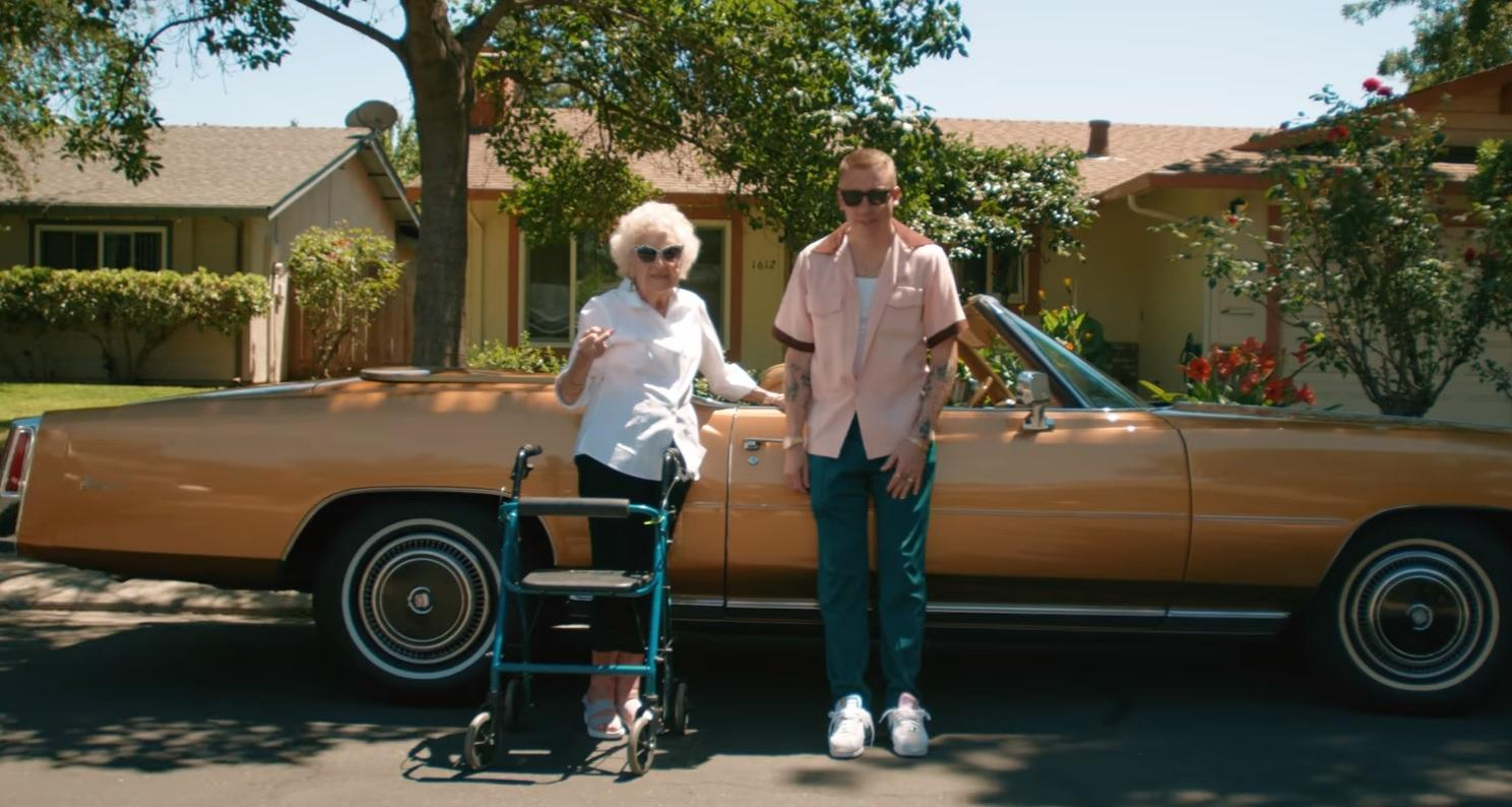 Рэпер Macklemore снял клип о столетии своей бабушки, где они выполняют все ее желания: видео