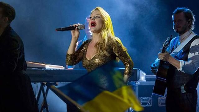 Тіна Кароль виконала гімн України у латвійському аеропорту: відео 