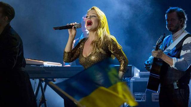 Тина Кароль исполнила гимн Украины в латвийском аэропорта: видео