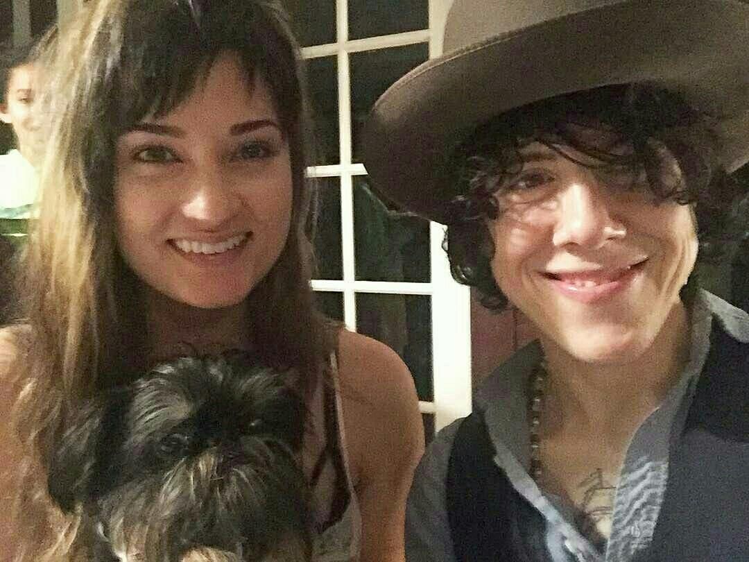 Співачка LP заручилась зі своєю дівчиною Співачка LP заручилась зі своєю дівчиною