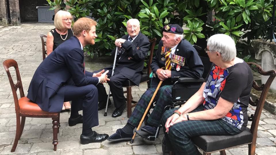 Принц Гаррі побував на прем’єрі "Дюнкерку" та зустрівся з ветеранами операції