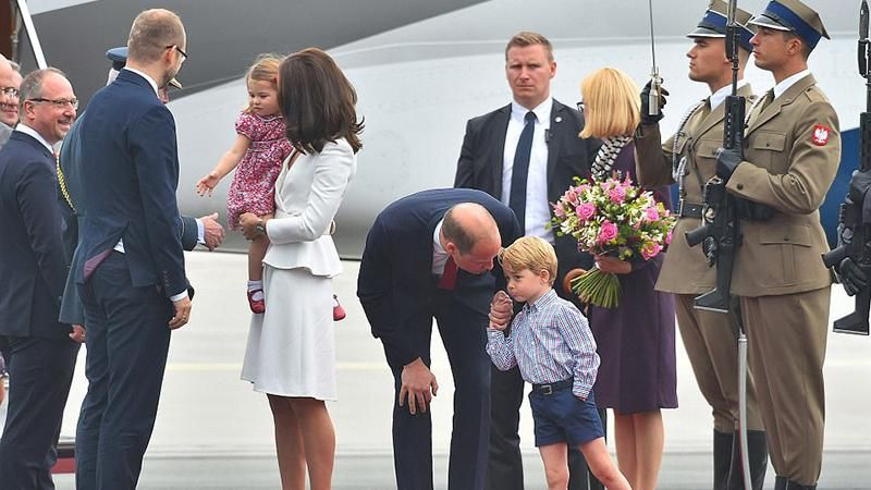 Принц Уильям и Кейт Миддлтон взяли детей в дипломатический тур: фото