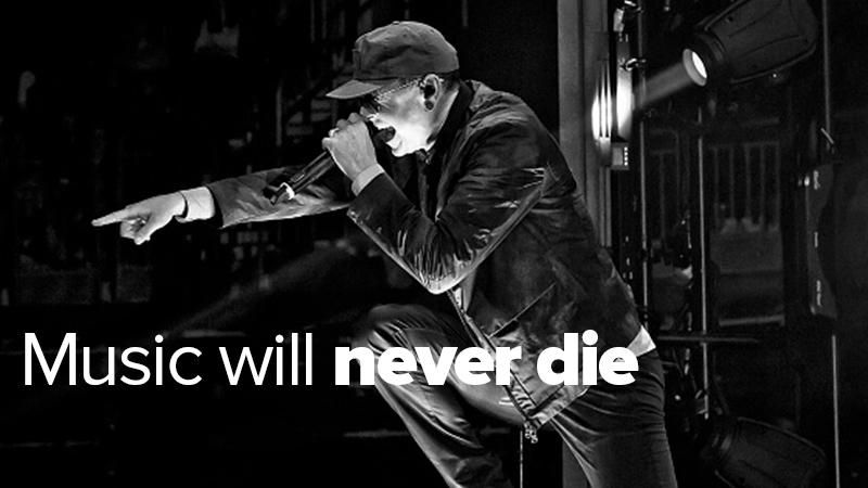 Смерть Честера Беннингтона: к дому музыканта несут цветы и фотографии Смерть Честера Беннингтона: к дому музыканта несут цветы и фотографии