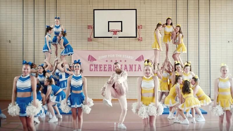 Дорн презентовал клип на песню "Beverly" в желто-голубых цветах: видео Дорн презентовал клип на песню "Beverly" в желто-голубых цветах: видео