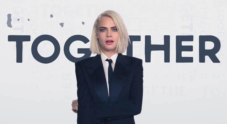 Кара Делевинь удивила поклонников и выпустила свой первый клип Кара Делевинь удивила поклонников и выпустила свой первый клип