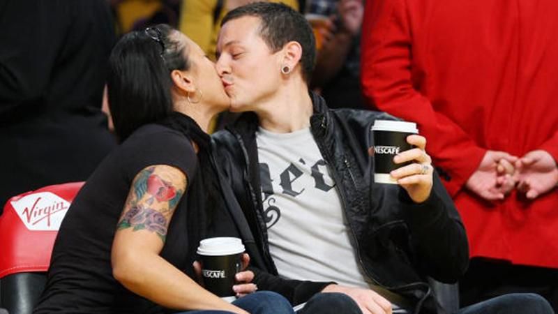 Жена Честера Беннингтона рассказала о самоубийстве мужа - письмо Жена Честера Беннингтона рассказала о самоубийстве мужа - письмо