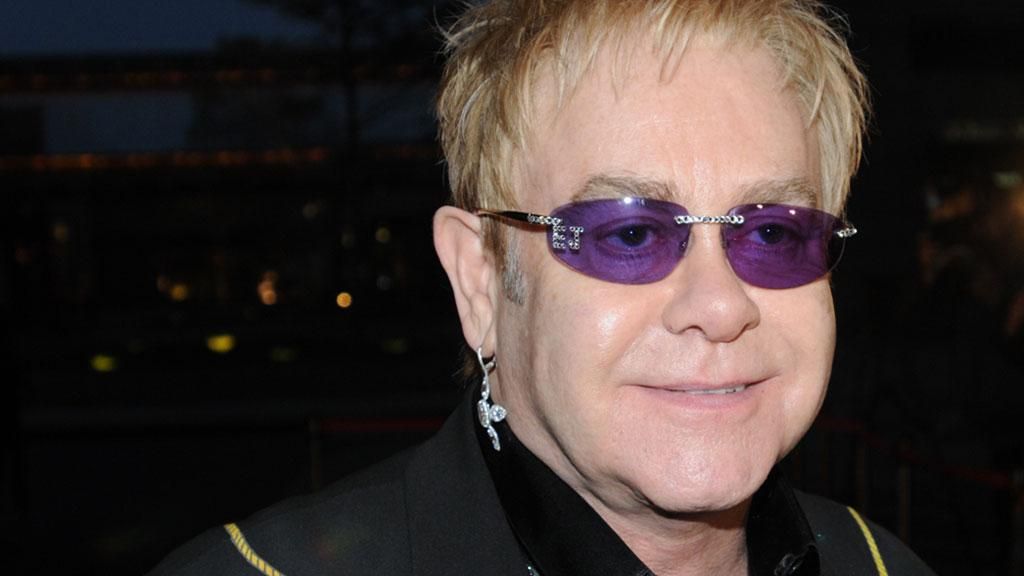 Элтон Джон попросил принимать представителей ЛГБТ, а не терпеть их Элтон Джон попросил принимать представителей ЛГБТ, а не терпеть их