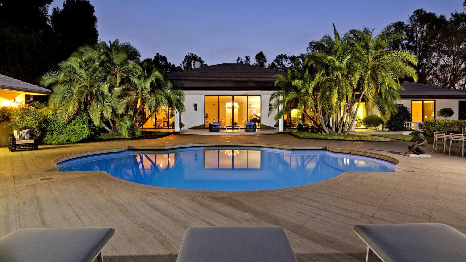 Maroon 5 придбав елітний особняк в Лос-Анджелесі за неймовірну суму: розкішні фото будинку