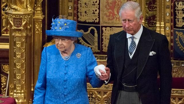 Єлизавета II не збирається віддавати престол принцу Чарльзу. Принаймні тепер