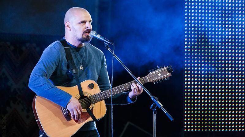 "Ангелы в камуфляже": воин спел вместе с лидером группы "Тінь Сонця" "Ангелы в камуфляже": воин спел вместе с лидером группы "Тінь Сонця"