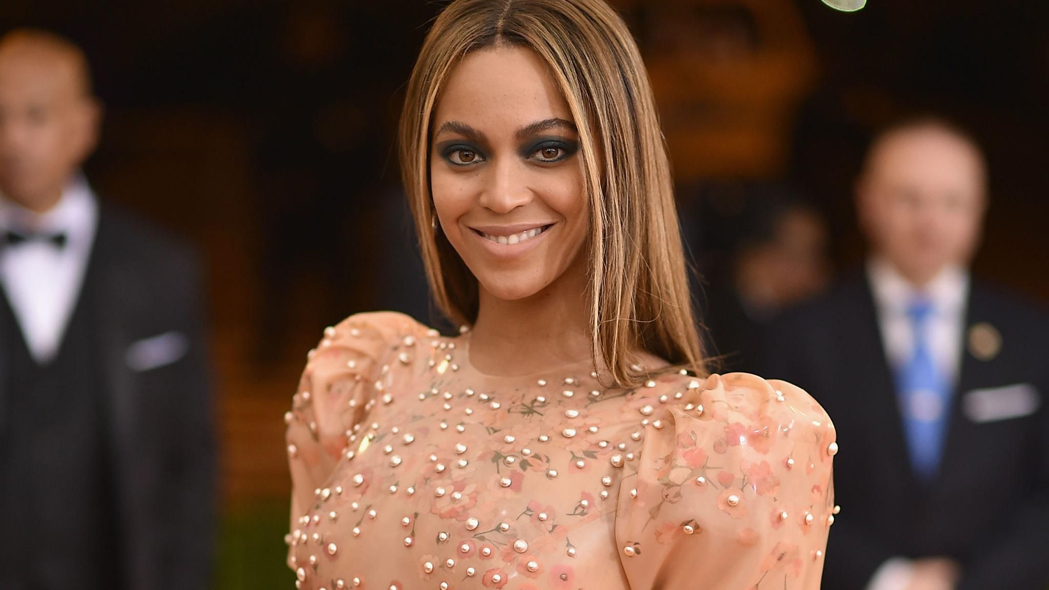 Бейонсе показала розкішні форми у відвертій сукні: яскраві кадри Бейонсе показала розкішні форми у відвертій сукні: яскраві кадри