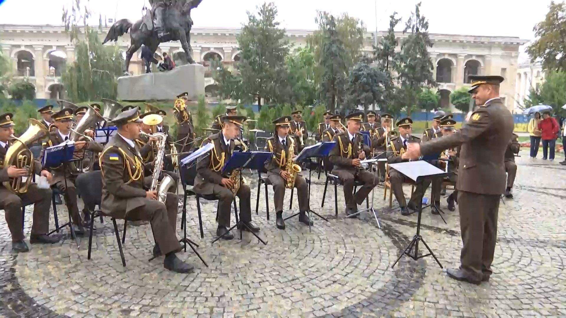 У Києві військові оркестри привітали українців з Днем Незалежності