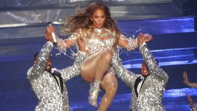 Дженнифер Лопес поразила провокационным танцем во время шоу: фото Дженнифер Лопес поразила провокационным танцем во время шоу: фото