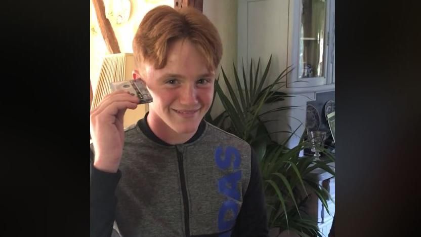 Відчути себе старим: діти взяли касети і не знали, як ними користуватись Відчути себе старим: діти взяли касети і не знали, як ними користуватись