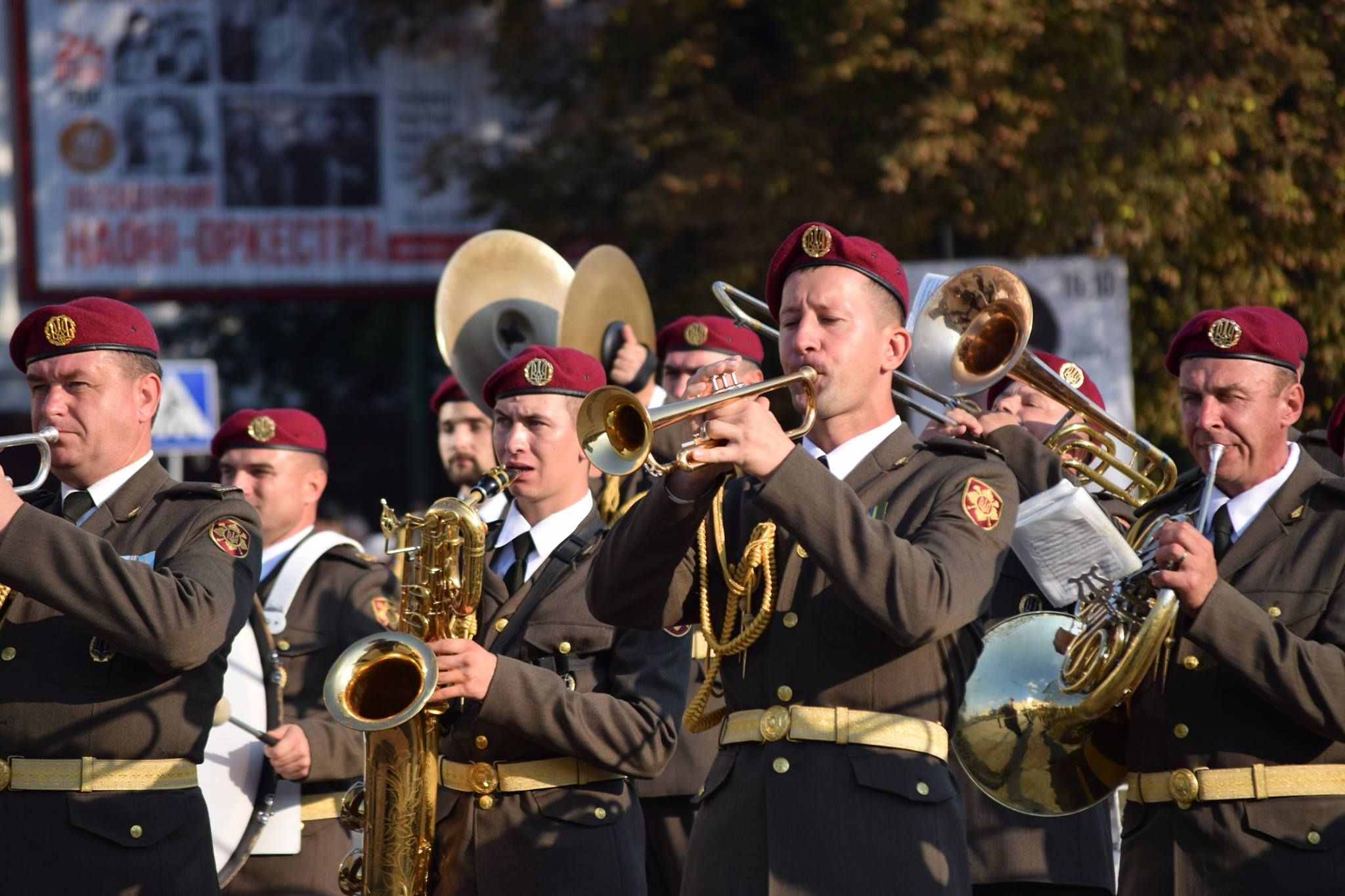 По улицам Житомира, по случаю дня города, прошли парадом военные оркестры: фото