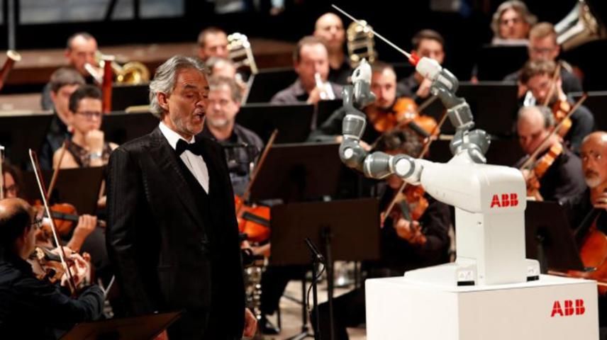Робот вперше диригував оркестром з тенором Андреа Бочеллі: з'явилось відео