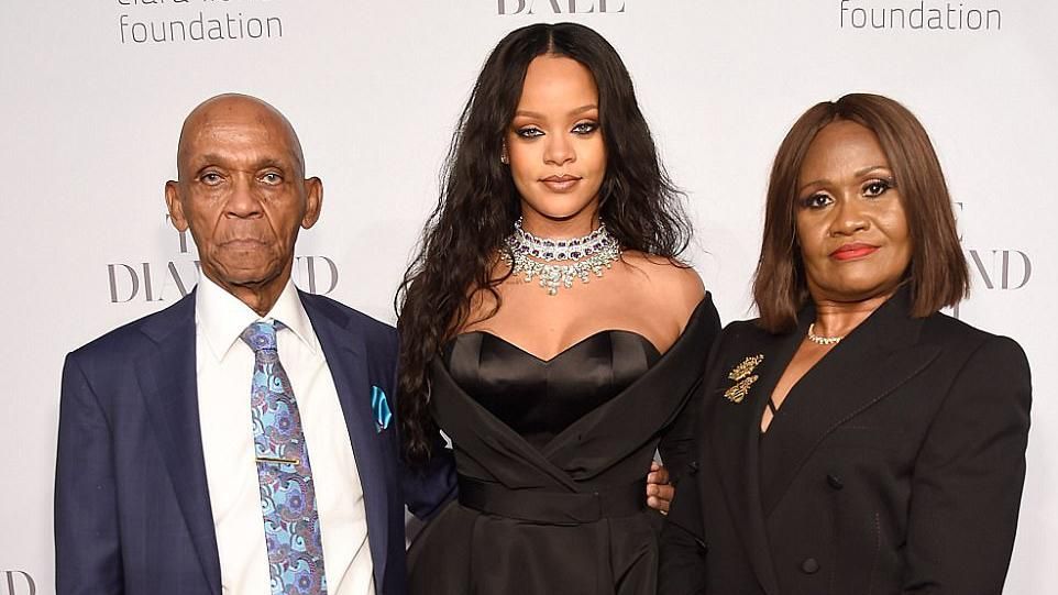Рианна пригласила на свой благотворительный бал дедушку и мать: стильные фото Рианна пригласила на свой благотворительный бал дедушку и мать: стильные фото