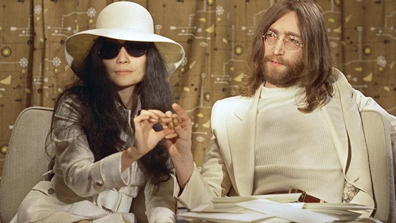 Вдова Джона Леннона отсудила колоссальные суммы за продажу лимонада John Lemon