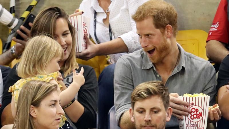 Как принц Гарри не хотел делиться попкорном с двухлетней поклонницей: очень смешные фото